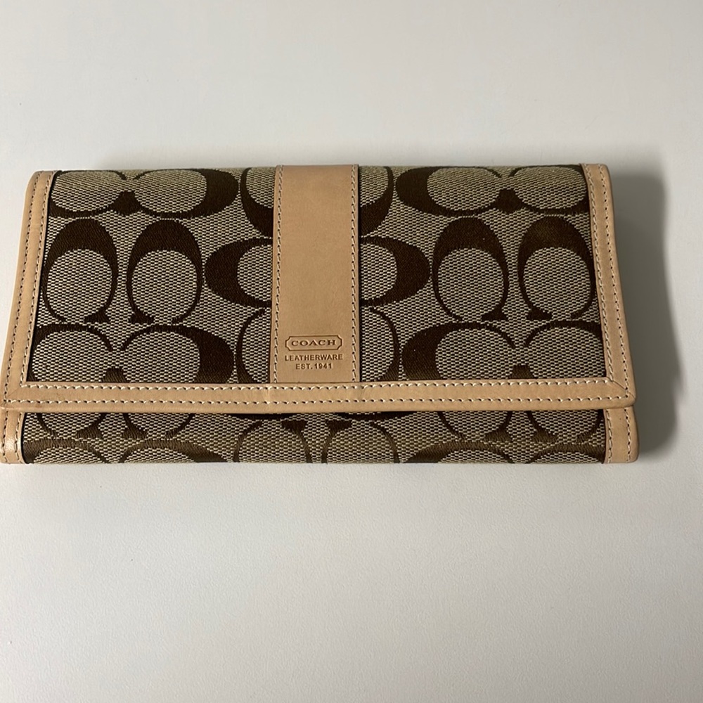 Coach wallet Tan Canvas w Leather Coach Imprint Established 1941 w dust bag
